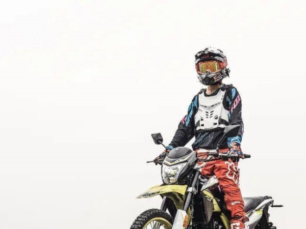 �й�ԽҰĦ�г����ձ���ɽ���Ƿ���δ��