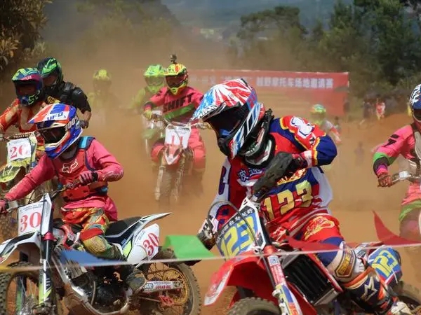 �й�ԽҰĦ�г����ձ���ɽ���Ƿ���δ��