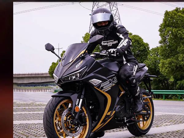 ���������𵴣�ǰ���г����㹲������Ӱ255S��