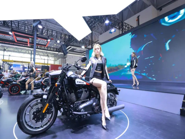 国产超大排摩托 X-WEDGE新威骑携旗下多款车型亮相2023重庆摩博会
