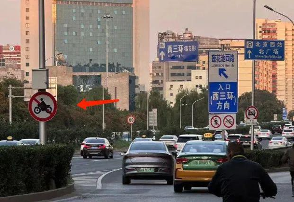 ����������Ħ·�Σ���AҲ����ʹ�ˣ�