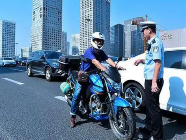 �����ձ����ۣ��ſ�����Ħ���ߴ����ѣ�������