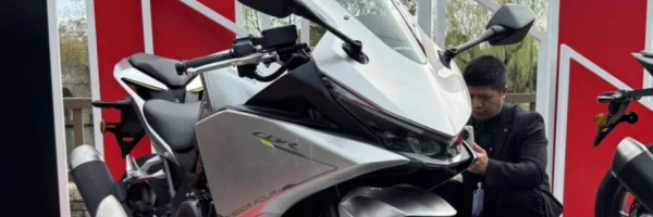 42980Ԫ������CB500SF��ʽ���ۣ�NX500��31480Ԫ����������ɳ350���䲻�Ӽ�